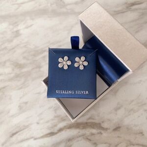 🪞 NWT stunning pave set daisy flower sterling silver matching earrings set